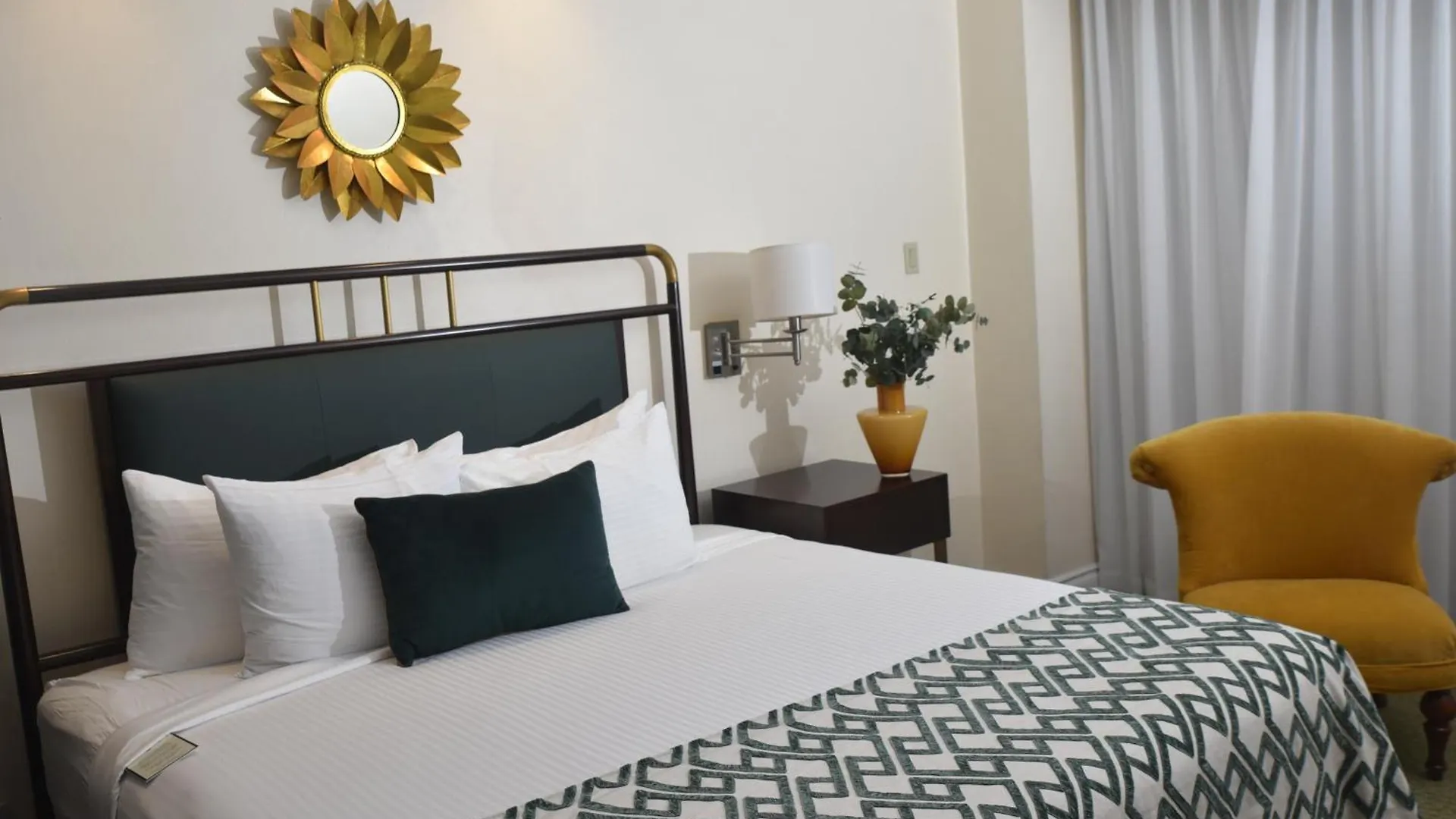 Courtleigh Hotel & Suites Kingston 5*,
